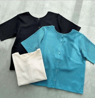 カーディガンとTシャツの前後2wayで着られるカーディガン